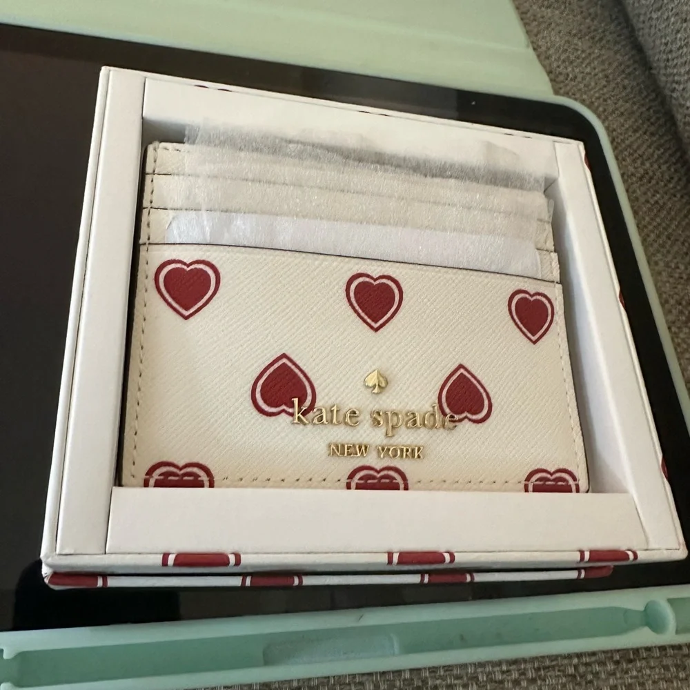 Kate Spade Madison Heartfelt Geo Cream & Red  Card Holder New in Gift Box